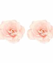 2x roze roos kerstversiering clip versiering 12 cm