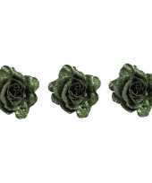 3x groene roos met glitters op clip 10 cm kerstversiering