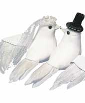 Huwelijksversiering witte duiven met sluier en hoed 8 cm