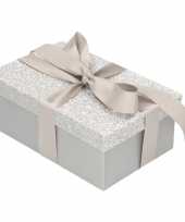 Kerstversiering kadodoosje cadeaudoosje zilver glitter 24 cm 10154610