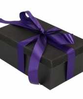 Kerstversiering kadodoosje cadeaudoosje zwart glitter 15 cm en paars lint