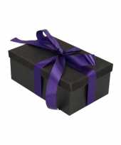 Kerstversiering kadodoosje cadeaudoosje zwart glitter 22 cm en paars lint