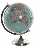 Versiering wereldbol globe blauw op ijzeren voet 30 x 41 cm