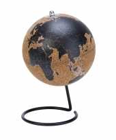 Versiering wereldbol globe kurk zwart op metalen voet 14 x 24 cm