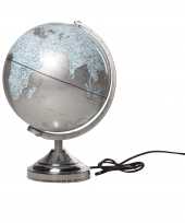 Versiering wereldbol globe zilver met verlichting op metalen voet 25 x 38 cm