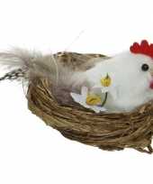 Witte kip vogel in nest met eitjes 8 cm versiering